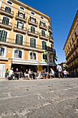 Menschen in einem Strassencafe im Sonnenlicht, Placa de Cort, Palma, Mallorca, Spanien, Europa