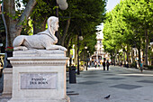 Skulptur und Menschen auf einer Promenade, Passeig des Born, Palma, Mallorca, Spanien, Europa