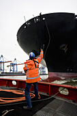 Containerschiff beim Anlegen, Hamburger Hafen, Deutschland