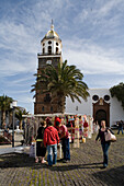 Marktstand beim Sonntagsmarkt, Kirche, Nuestra Senora de Guadalupe im Hintergrund, Teguise, Lanzarote, Kanarische Inseln, Spanien, Europa