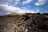 Vulkanische Landschaft, Caldera Colorada, erloschener Vulkan, bei Masdache, UNESCO Biosphärenreservat, Lanzarote, Kanarische Inseln, Spanien, Europa