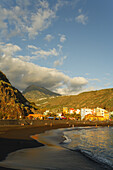 Pico Bejenado (1857m), Gipfel des erloschenen Vulkankraters Caldera de Taburiente und Strand, Puerto de Tazacorte, UNESCO Biosphärenreservat, Atlantik, La Palma, kanarische Inseln, Spanien, Europa
