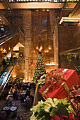 CHRISTMAS TREE LIGHTS ATRIUM TRUMP TOWER SHOPPING MALL FIFTH AVENUE MANHATTAN NEW YORK USA