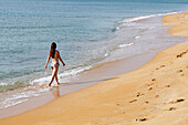 Italie,  Sardaigne,  Jeune femme sur une plage de la Costa Smeralda.  // Italy,  Sardinia,  Woman at Costa Smeralda beach
