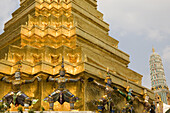 Goldenes Gebäude des Königspalasts mit Statuen, Bangkok, Thailand, Asien