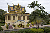 Building next to the Royal Palace, Phnom Penh, Cambodia, Asia