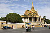 Menschen vor dem Eingangstor zum Königspalast in Phnom Penh, Kamboscha
