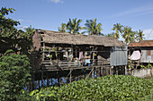 Hütten auf Stelzen auf der Insel Koh Deik im Fluss Mekong, Kambodscha, Asien
