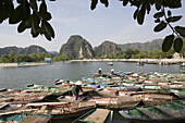 Ruderboote am Ufer des Yen Flusses in der Provinz Ninh Binh, Vietnam, Asien