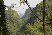 Seilbahn auf dem grünen Berg Huong Tich in der Provinz Ninh Binh, Vietnam, Asien