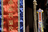 Fahnen mit Schriftzeichen im Tempel Quan-Thanh in Hanoi, Provinz Ha Noi, Vietnam, Asien