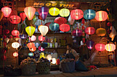 Lampions vor einem Laden am Abend, Hoi An, Provinz Quang Nam, Vietnam, Asien