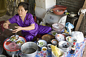 Frau in einer Garküche auf der Strasse, Mui Ne, Binh Thuan Province, Vietnam, Asien