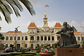 Statue vor dem Rathaus im Zentrum von Saigon, Hoh Chi Minh City, Vietnam, Asien
