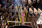 Räucherstäbchen in Chinesischer Pagode im Stadtteil Cholon, Saigon, Hoh Chi Minh City, Vietnam, Asien