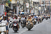 Strassenszene, Mopedfahrer auf einer Strasse von Saigon, Hoh Chi Minh City, Vietnam, Asien