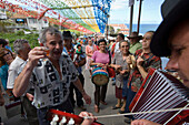 Menschen musizieren und feiern bei religiösem Fest, Ponta Delgada, Madeira, Portugal
