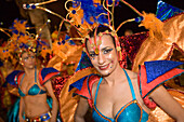 Kostümierte Frau beim Karneval Umzug, Funchal, Madeira, Portugal