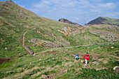 Menschen auf Wanderpfad zum Ponta de Sao Laurenco, nahe Canical, Madeira, Portugal