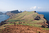 Mensch auf Wanderpfad zum Ponta de Sao Laurenco, nahe Canical, Madeira, Portugal