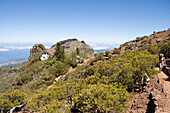 Wanderer auf Wanderpfad zum Gipfel des Berg Pico Ruivo, Pico Ruivo, Madeira, Portugal