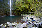 Wanderer am Wasserfall am Ende vom Levada do Caldeiro Verde Wanderpfad, Queimadas, Madeira, Portugal