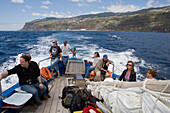 Touristen an Bord des Walbeobachtungsboot 'Ribeira Brava', nahe Calheta, Madeira, Portugal