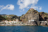 Blick vom Meer auf Ortschaft, Ponta do Sol, Madeira, Portugal
