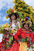 Mit Blumen geschmückte Frau und Junge auf Paradewagen beim alljährlich stattfindenden Madeira Blumenfest, Funchal, Madeira, Portugal