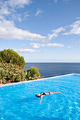 Frau im Schwimmbad am Estalagem da Ponta do Sol Design Hotel, Ponta do Sol, Madeira, Portugal