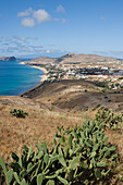 Blick von Portela auf Porto Santo Strand und Ortschaft mit Opuntia Kakteen im Vordergrund, Vila Baleira, Porto Santo, nahe Madeira, Portugal