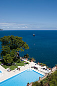 Schwimmbad im Reid's Palace Hotel mit Ausflugsboot Santa Maria im Hintergrund, Funchal, Madeira, Portugal