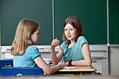 Zwei Schülerinnen in einem Klassenzimmer, Hamburg, Deutschland