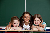 Drei Schülerinnen in einem Klassenzimmer, Hamburg, Deutschland