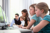 Lehrer unterrichtet Schüler am Computer, Hamburg, Deutschland