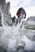 Mountainbiker bei den Drei Zinnen, Dolomiten, Venetien, Italien