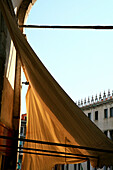 Markise eines der Souvenirshops im Sonnenlicht, Venedig, Venetien, Italien, Europa