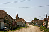 Häuser und Kirche in traditionellem siebenbürgischen Dorf, Nou, Sibiu, Transsilvanien, Siebenbürgen, Rumänien, Europa