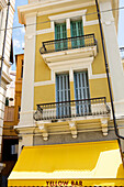 Gelbe Markise an einer Bar, San Remo, Ligurien, Italien, Europa