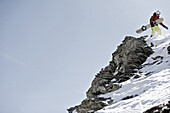 Snowboarder beim Aufstieg, Kappl, Tirol, Österreich