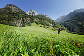 Frau und Baby auf einer Wiese, Pflerschtal, Südtirol, Trentino-Alto Adige, Italien