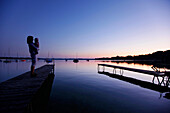 Steg am Wörthsee in der Abenddämmerung, Bayern, Deutschland