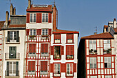 F'?Üade Of A Half-Timbered House, Houses On The Quays Of The Nive, Basque Country, Basque Coast, Bayonne, Pyrenees Atlantiques, (64), France