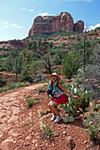 Tourist In Front Of A Cliff Of Red Rock Crossing In Sedona, Arizona, Etats-Unis, Usa