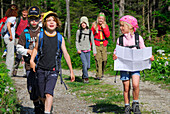 Wandergruppe mit Kinder, Mädchen liest Karte, Bayerische Alpen, Oberbayern, Bayern, Deutschland