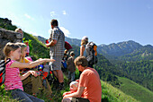 Wandergruppe mit Kindern rastet, Bayerische Alpen, Oberbayern, Bayern, Deutschland