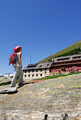 Wanderin nähert sich Berliner Hütte zu, Zillertal, Zillertaler Alpen, Tirol, Österreich
