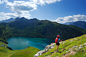 Wanderin oberhalb Stausee Lago Ritom, Tessiner Alpen, Kanton Tessin, Schweiz