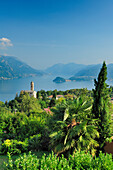 Blick über Comer See auf Bellagio, Lombardei, Italien