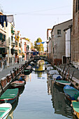 Kanal mit Booten in Venedig, Italien